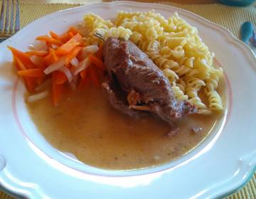 Rindsrouladen mit Nudeln und Gemüse Rindsrouladen mit Nudeln und Gemüse