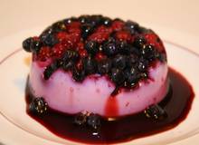 Kokospudding mit Heidelbeeren