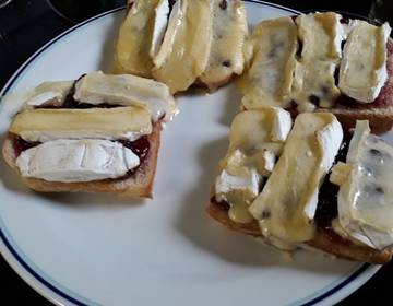 Camemberttoast mit Preiselbeeren Camemberttoast mit Preiselbeeren