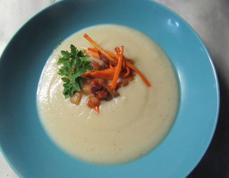 Blumenkohlsuppe mit Speck und Karotten Blumenkohlsuppe mit Speck und Karotten