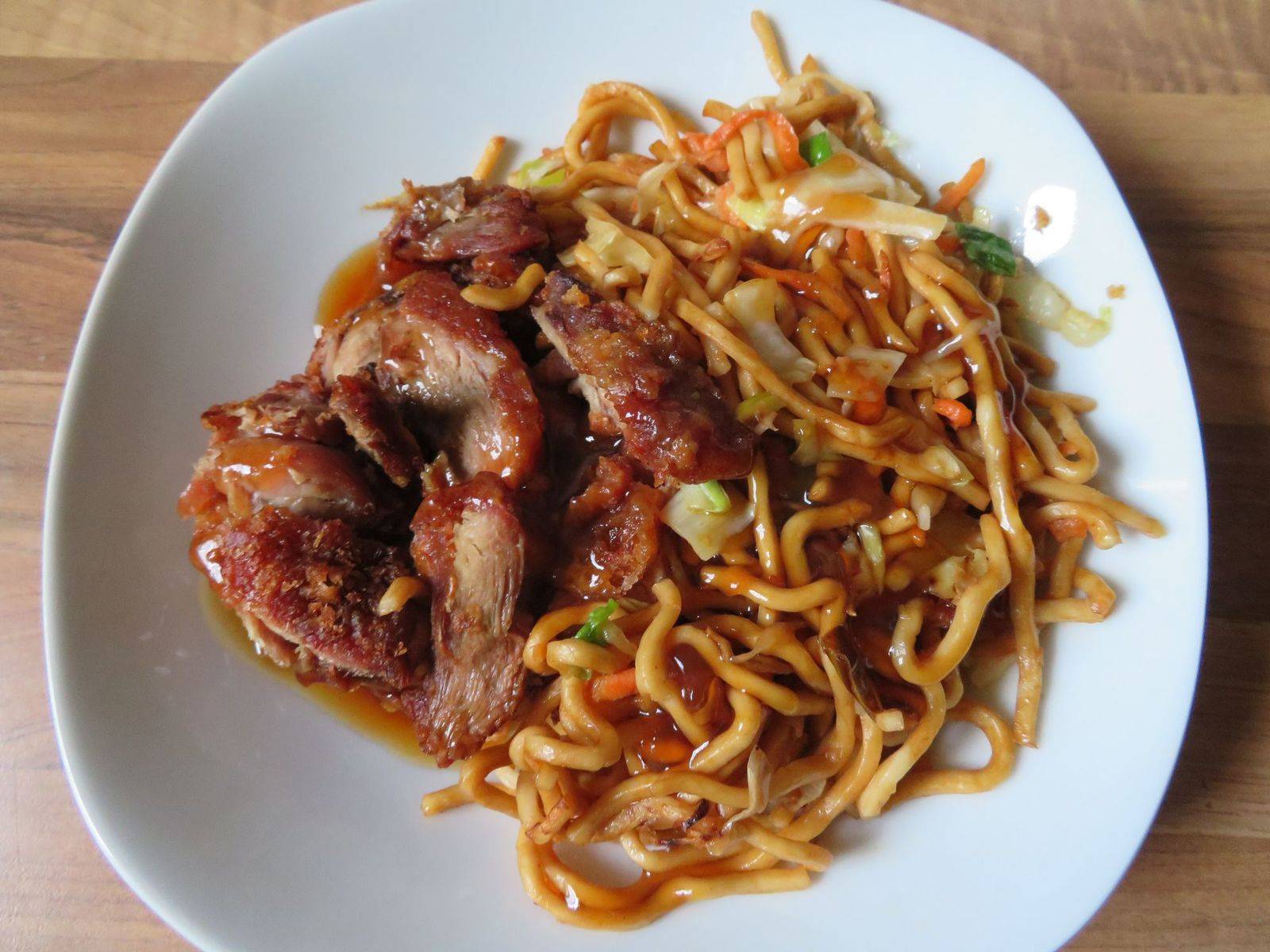 Knusprige Ente mit Nudeln und Tamarinde Rezept - ichkoche.de
