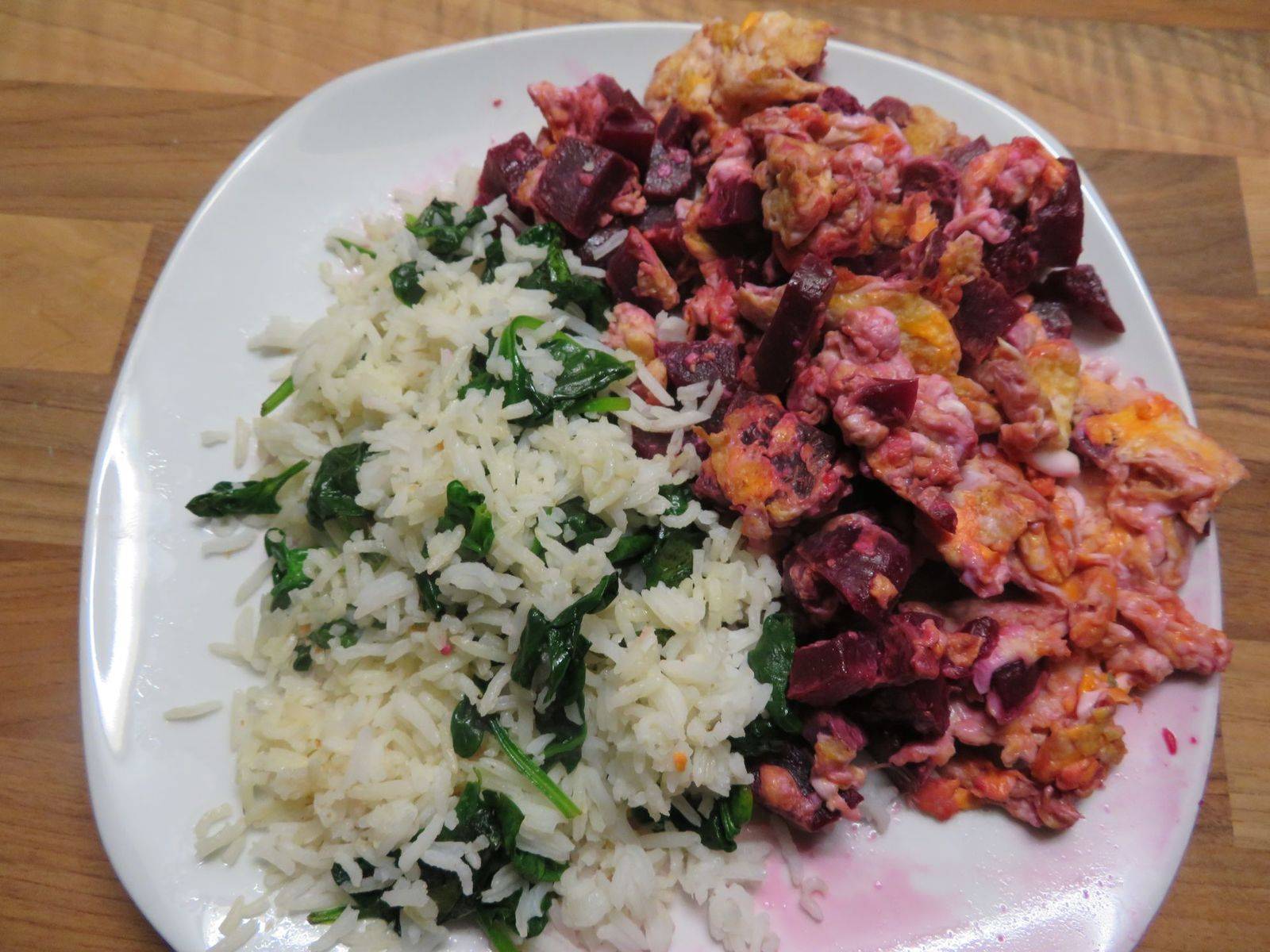 Rote Rüben-Eierspeis mit Spinatreis Rezept - ichkoche.at
