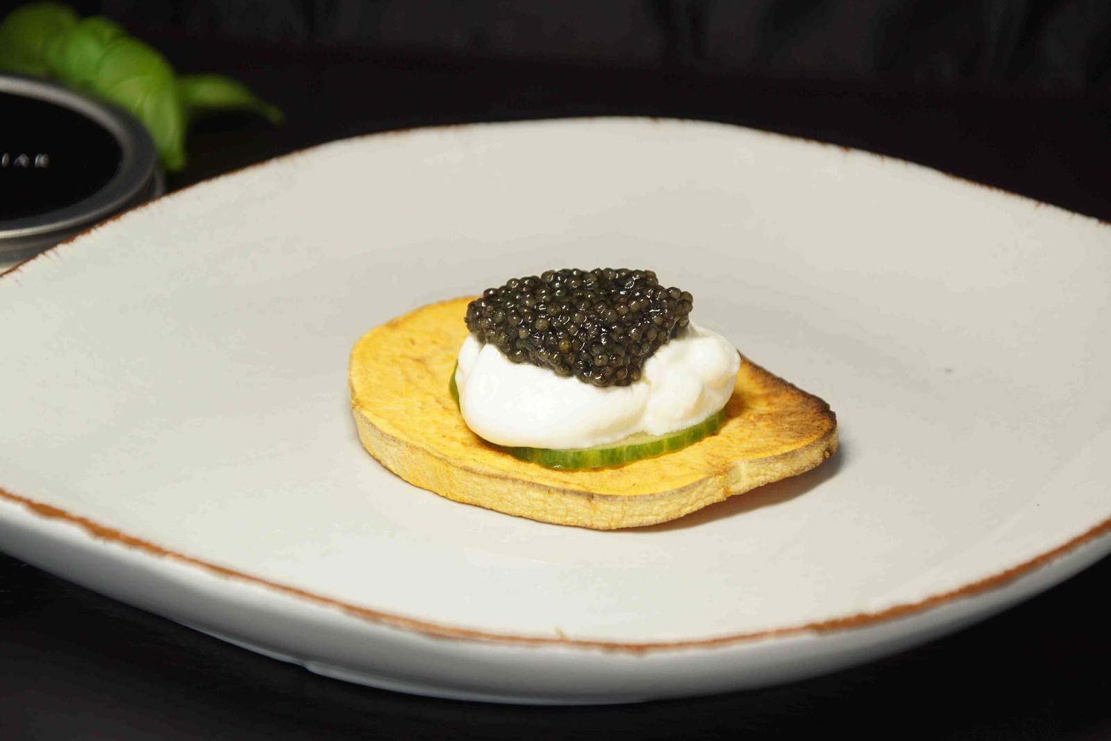 Kaviar auf Süßkartoffeltoast und Creme fraiche