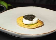 Kaviar auf Süßkartoffeltoast und Creme fraiche