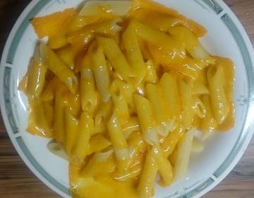 Penne mit pikanter Cheddar-Oberssauce Penne mit pikanter Cheddar-Oberssauce