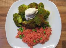 Backofen-Brokkoli mit rosa Erbsenreis und Currydip