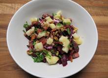 Lauwarmer Rote Rüben Salat mit Schafkäse, Speck und Nüssen Lauwarmer Rote Rüben Salat mit Schafkäse, Speck und Nüssen