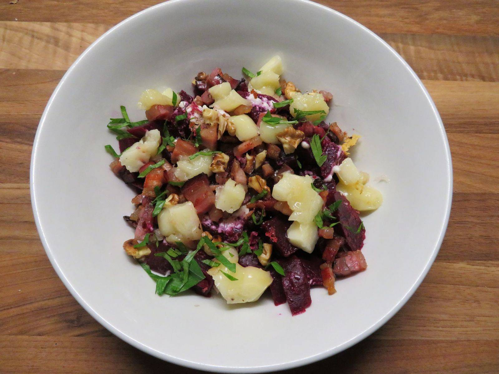 Lauwarmer Rote Rüben Salat mit Schafkäse, Speck und Nüssen Rezept ... Lauwarmer Rote Rüben Salat mit Schafkäse, Speck und Nüssen Rezept ...