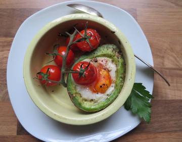 Gebackene Avocado mit Ei und Cocktailtomaten Gebackene Avocado mit Ei und Cocktailtomaten