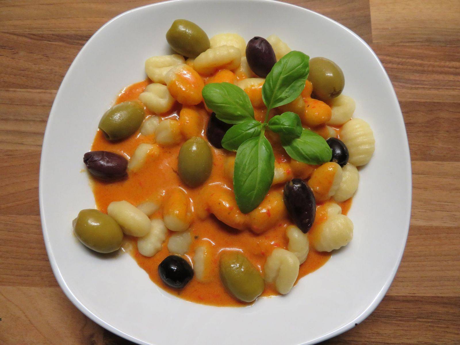 Gnocchi mit Paprika-Olivensauce