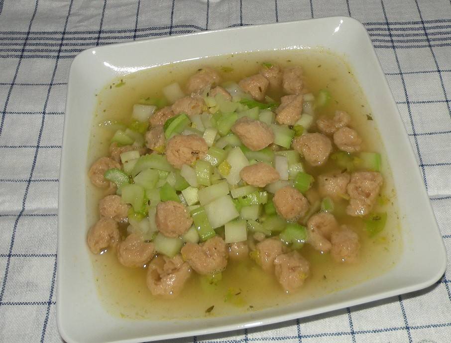 Selleriesuppe mit Sojaschnetzel vegan Rezept - ichkoche.ch