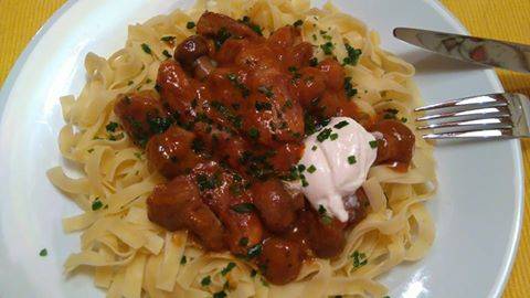 Paprika-Champignonragout auf Bandnudeln