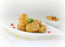 Chicken Nuggets in Cornflakes-Panier mit Paprika-Dip Chicken Nuggets in Cornflakes-Panier mit Paprika-Dip