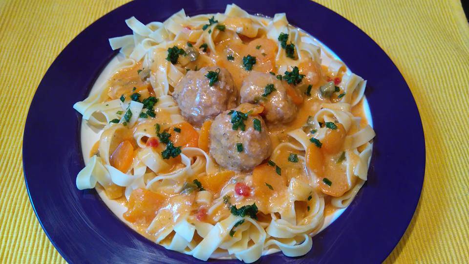 Fleischbällchen auf Bandnudeln mit Gemüserahmsauce