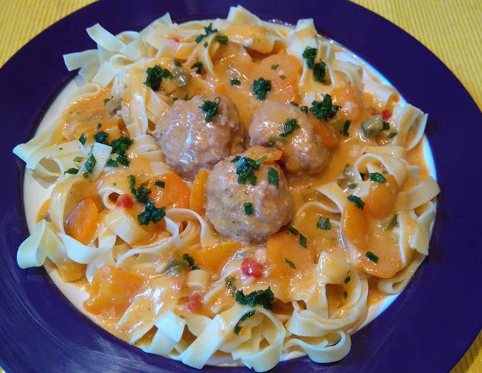 Fleischbällchen auf Bandnudeln mit Gemüserahmsauce Fleischbällchen auf Bandnudeln mit Gemüserahmsauce