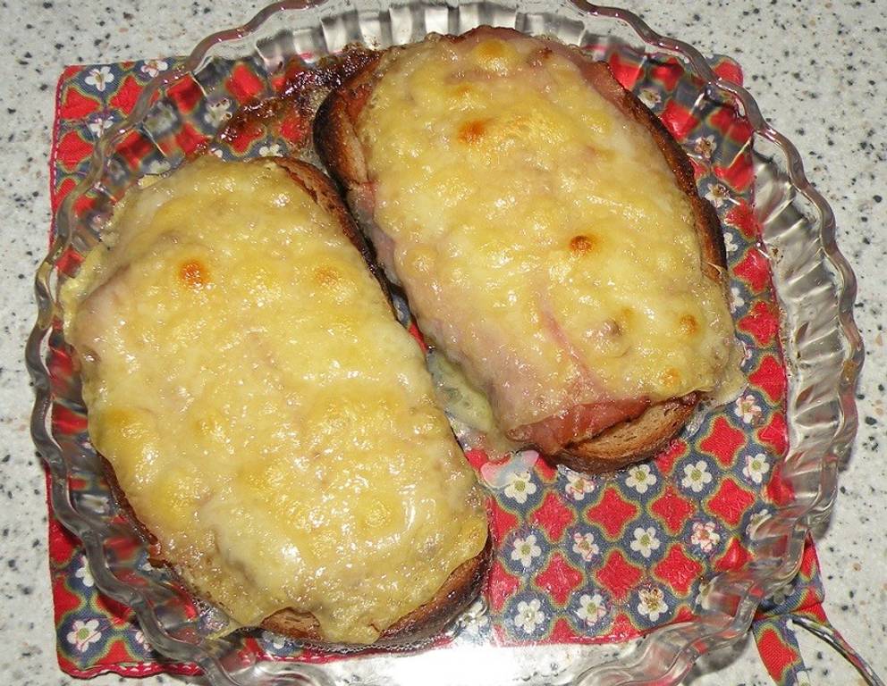 Überbackene Schinken-Käsebrote Überbackene Schinken-Käsebrote