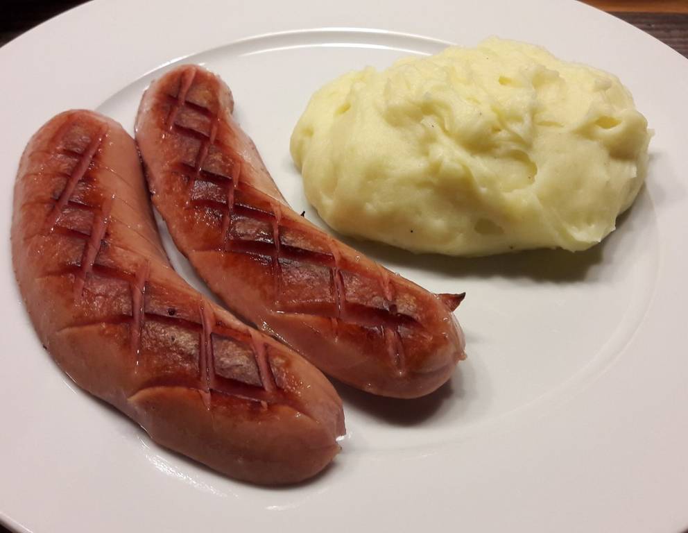 Knacker mit Erdäpfelpüree Knacker mit Erdäpfelpüree