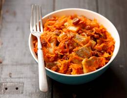 Heringssalat mit Karotten, Rosinen und Curry Heringssalat mit Karotten, Rosinen und Curry