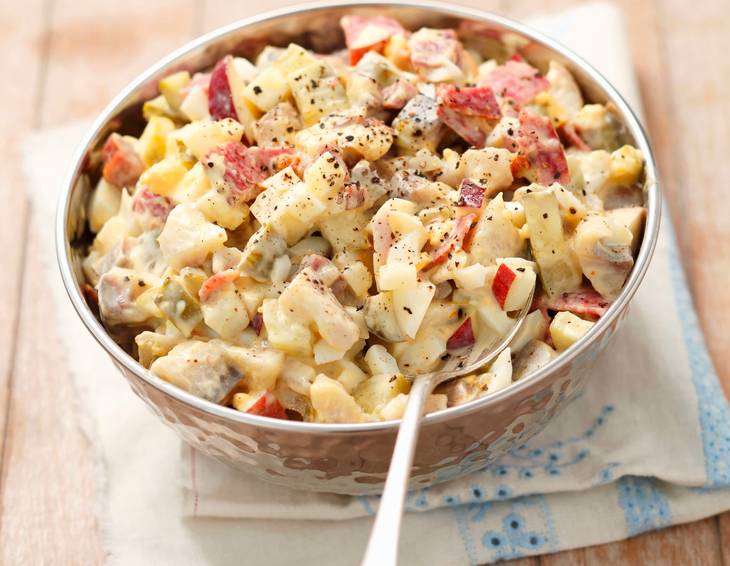 Heringssalat mit Salami, Würstel, Eiern und Essiggurkerl Heringssalat mit Salami, Würstel, Eiern und Essiggurkerl