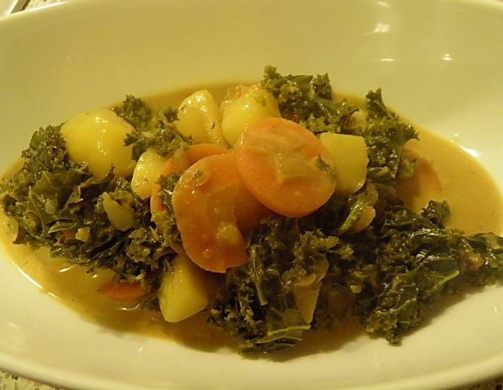 Grünkohl-Erdäpfel-Curry mit Senf-Spiegelei Grünkohl-Erdäpfel-Curry mit Senf-Spiegelei