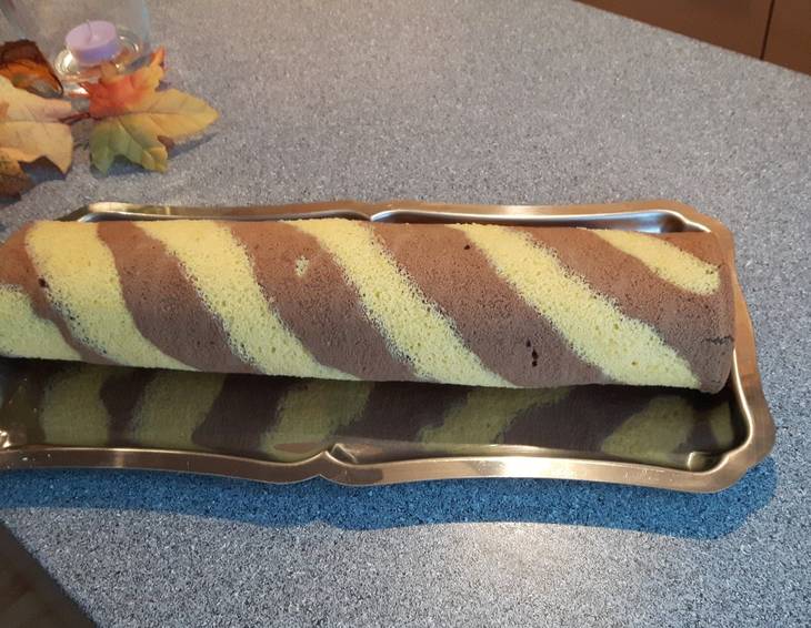 Gestreifte Biskuitroulade Gestreifte Biskuitroulade