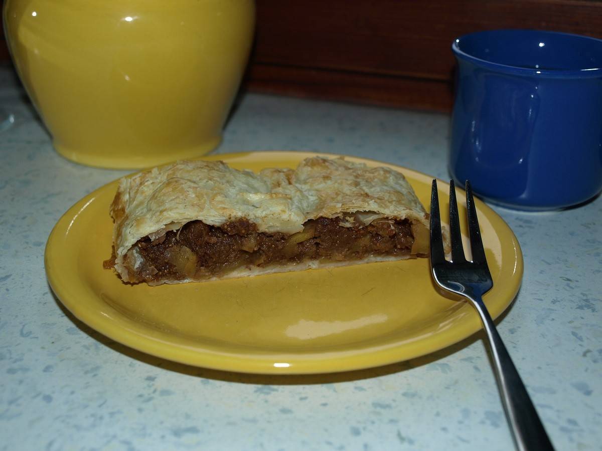 Apfelstrudel mit getrockneten Feigen und Datteln