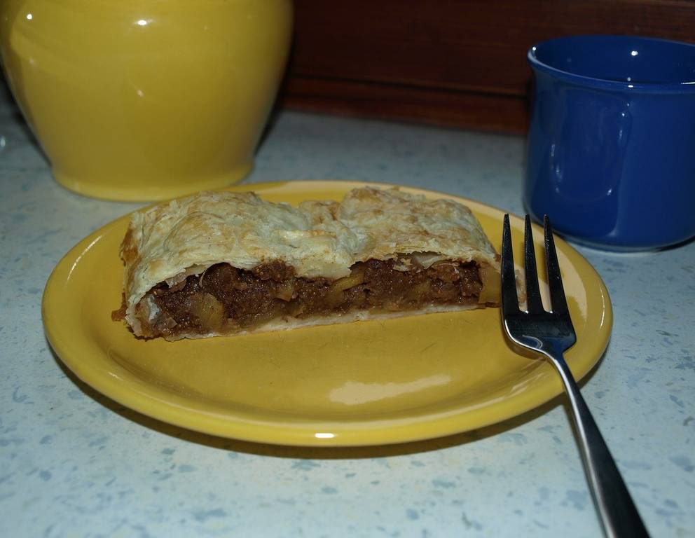 Apfelstrudel mit getrockneten Feigen und Datteln Apfelstrudel mit getrockneten Feigen und Datteln