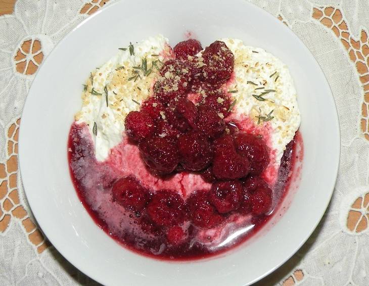 Beerenkompott mit Nussschlagobers Beerenkompott mit Nussschlagobers