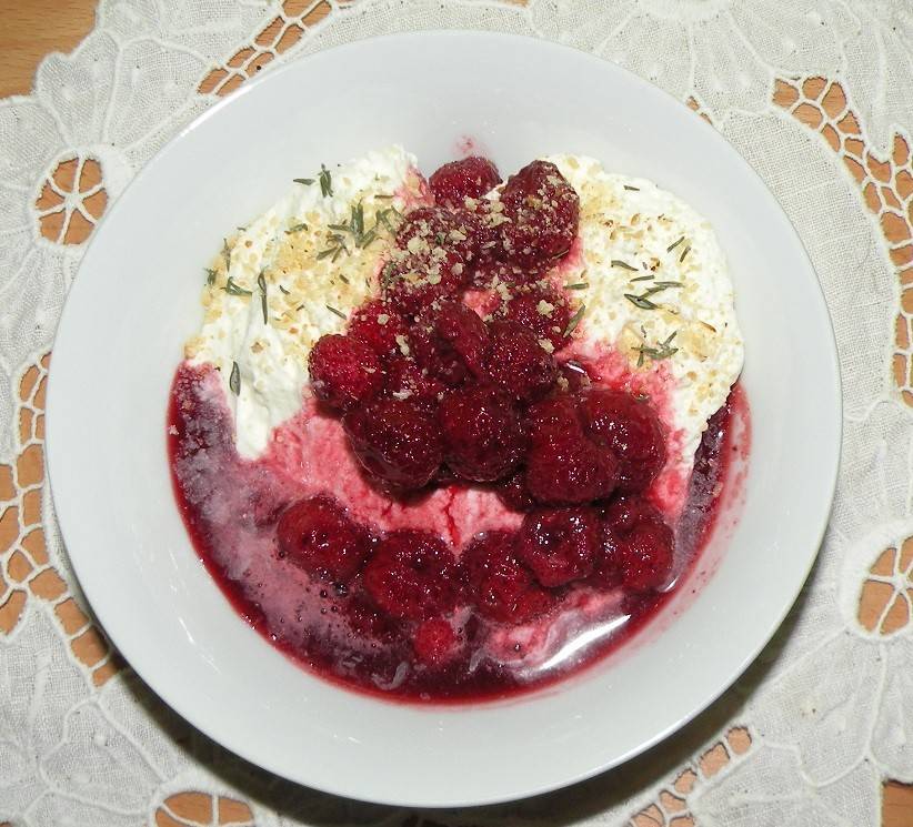 Beerenkompott mit Nussschlagobers Rezept - ichkoche.ch Beerenkompott mit Nussschlagobers Rezept - ichkoche.ch