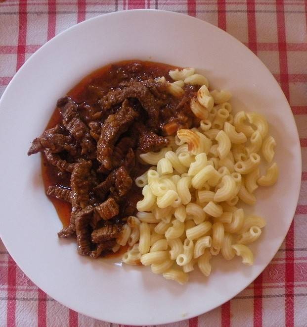 Rindsragout mit Hörnchennudeln Rezept - ichkoche.ch