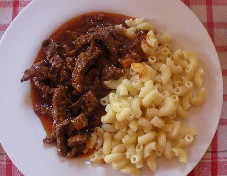 Rindsragout mit Hörnchennudeln Rindsragout mit Hörnchennudeln