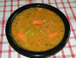 Gemüsesuppe mit Karottenfischchen