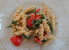 Pasta mit Rucola, Tomaten und Hanföl