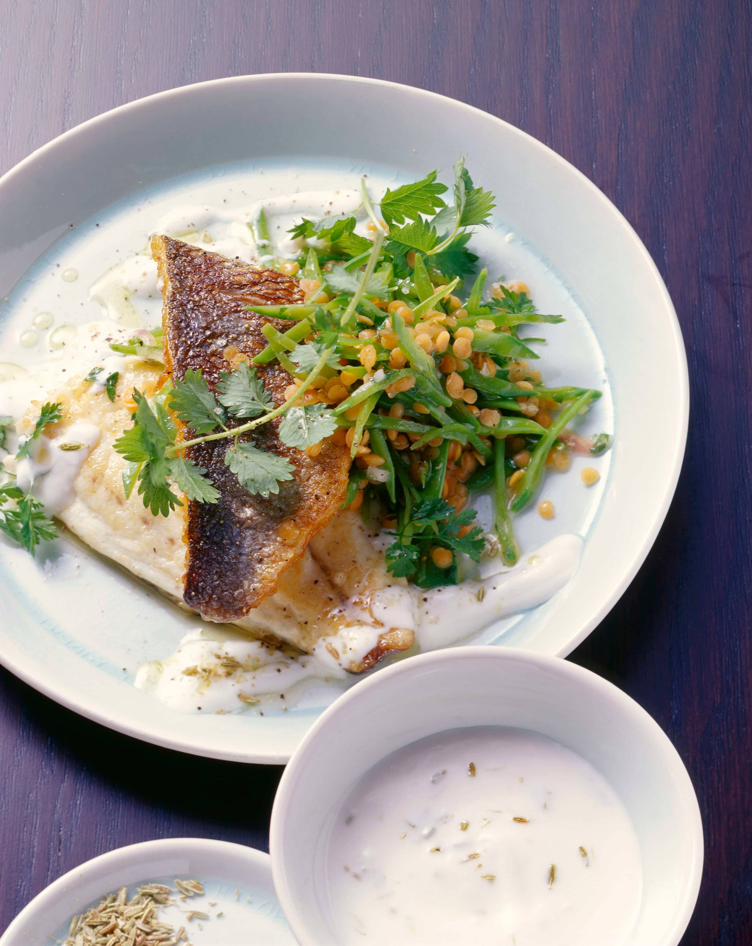 Dorade mit Zuckerschoten roten Linsen und Joghurtsauce Rezept