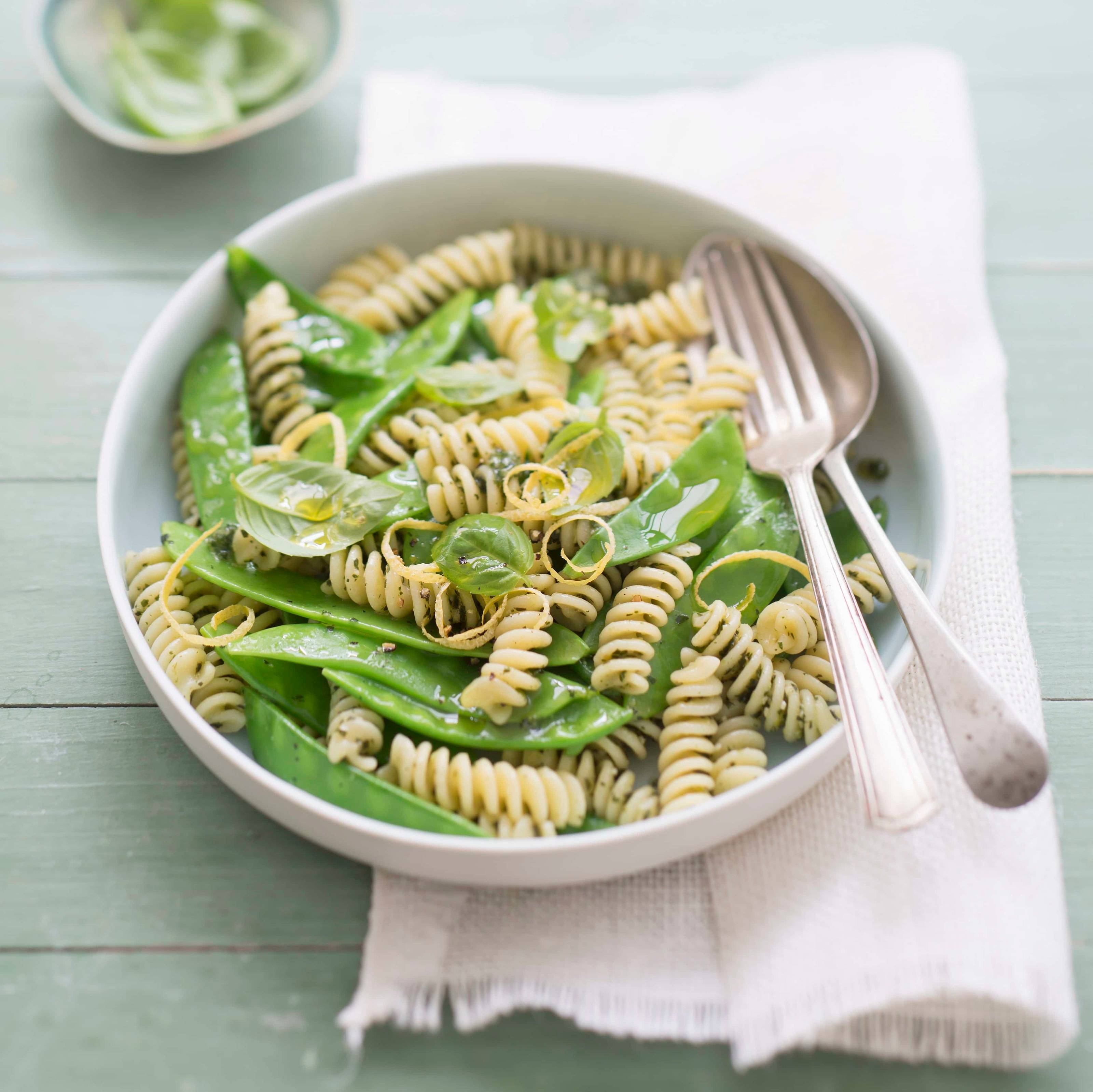 Nudelsalat mit Zuckerschoten, Zitrone und Basilikum