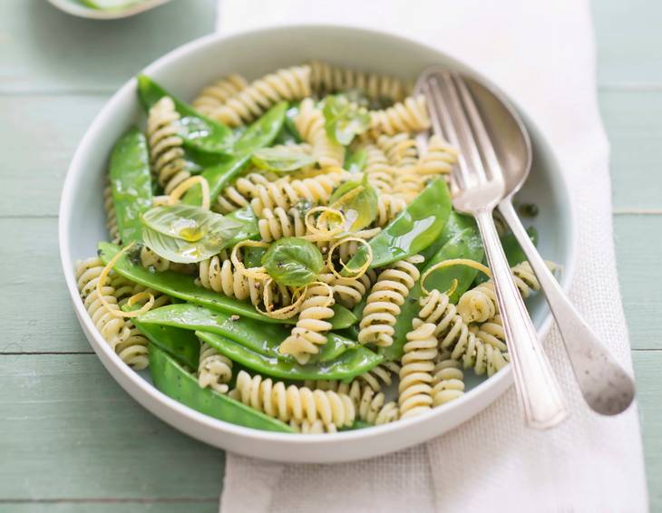 Nudelsalat mit Zuckerschoten, Zitrone und Basilikum