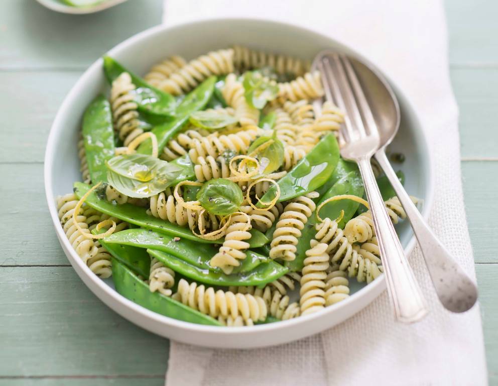 Nudelsalat mit Zuckerschoten, Zitrone und Basilikum Nudelsalat mit Zuckerschoten, Zitrone und Basilikum