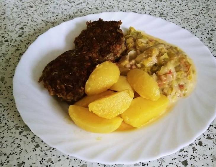 Fleischpflanzerl mit Lauchgemüse an Butterkartoffeln Fleischpflanzerl mit Lauchgemüse an Butterkartoffeln