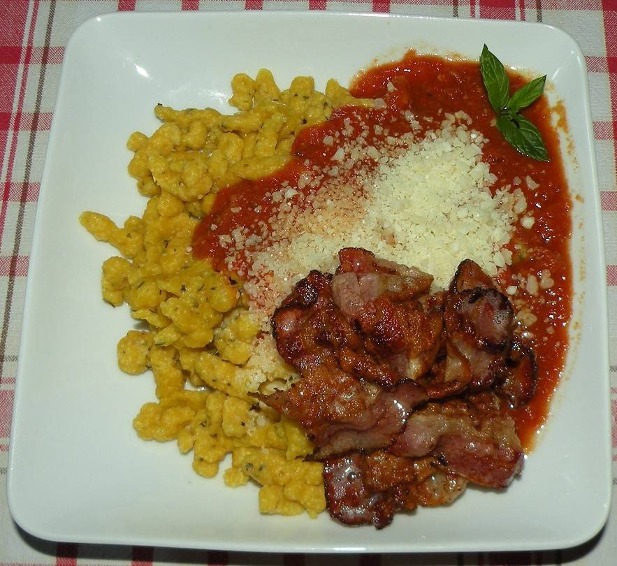 Kürbisknöpfle mit Paradeissauce und Speck