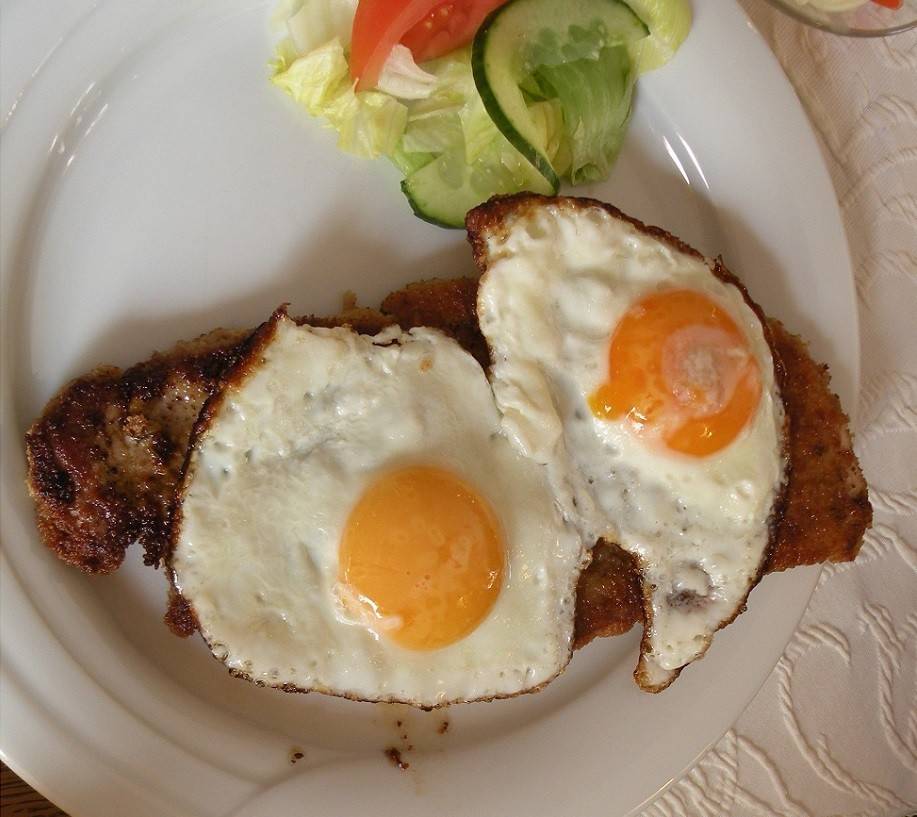 Rehschnitzel mit Spiegelei Rezept - ichkoche.de
