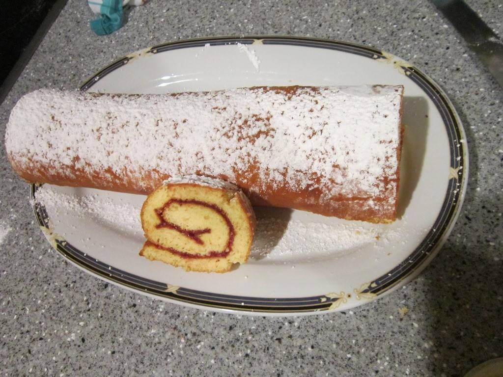 Einfache Erdbeerroulade Rezept - ichkoche.ch