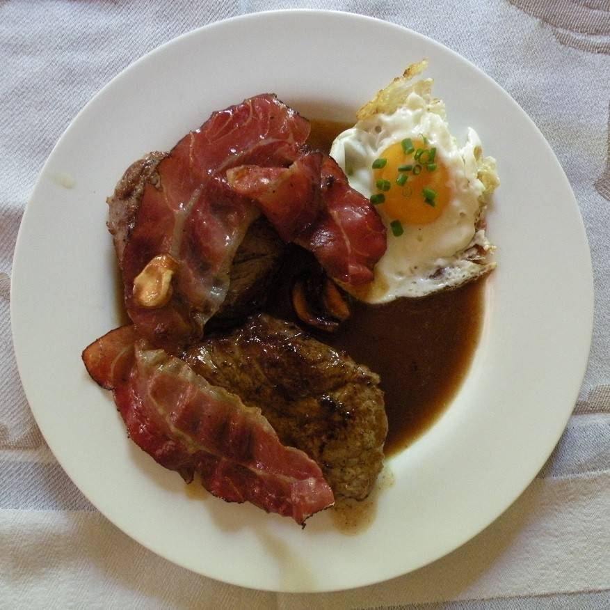 Steaks mit Speck und Spiegelei