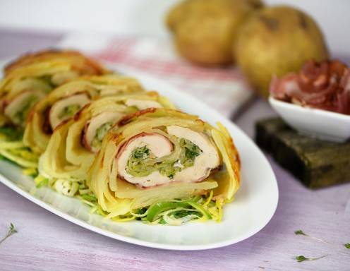 Knusprige Erdäpfel-Roulade mit Hendl