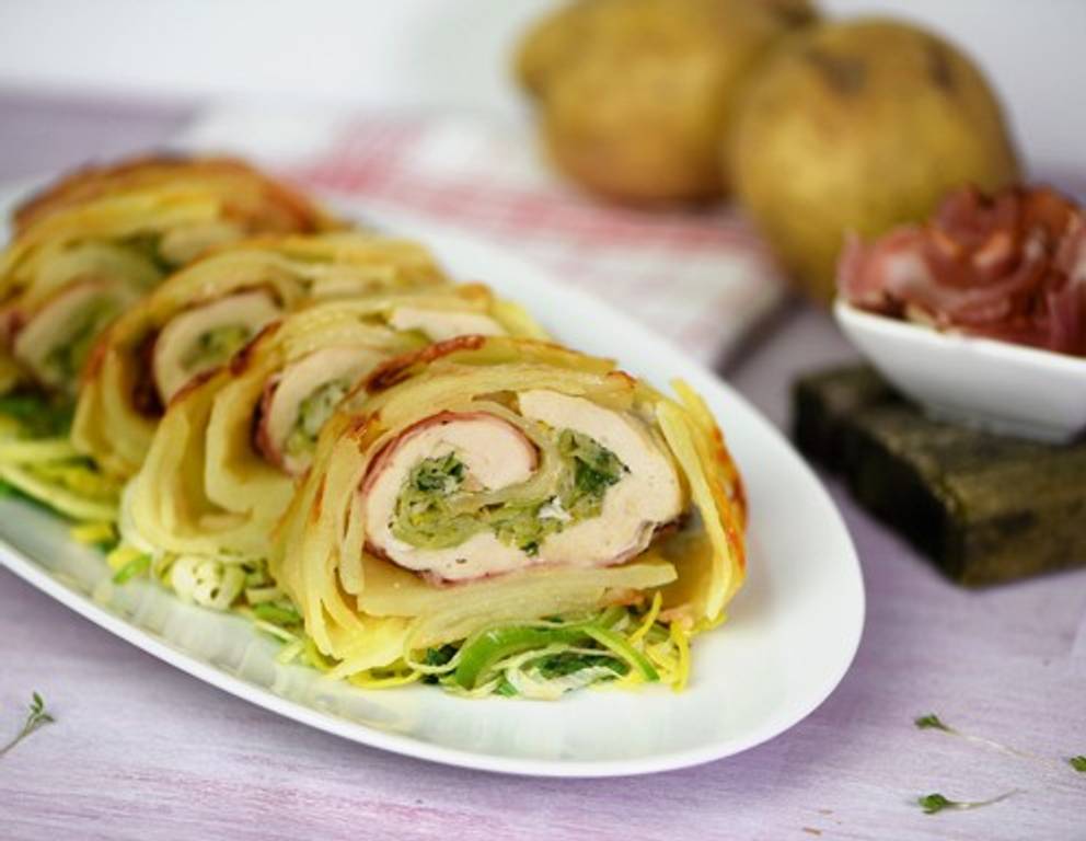 Knusprige Erdäpfel-Roulade mit Hendl Knusprige Erdäpfel-Roulade mit Hendl