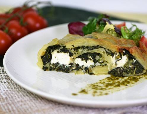Knusprige Erdäpfelroulade mit Blattspinat, Mangold und Feta