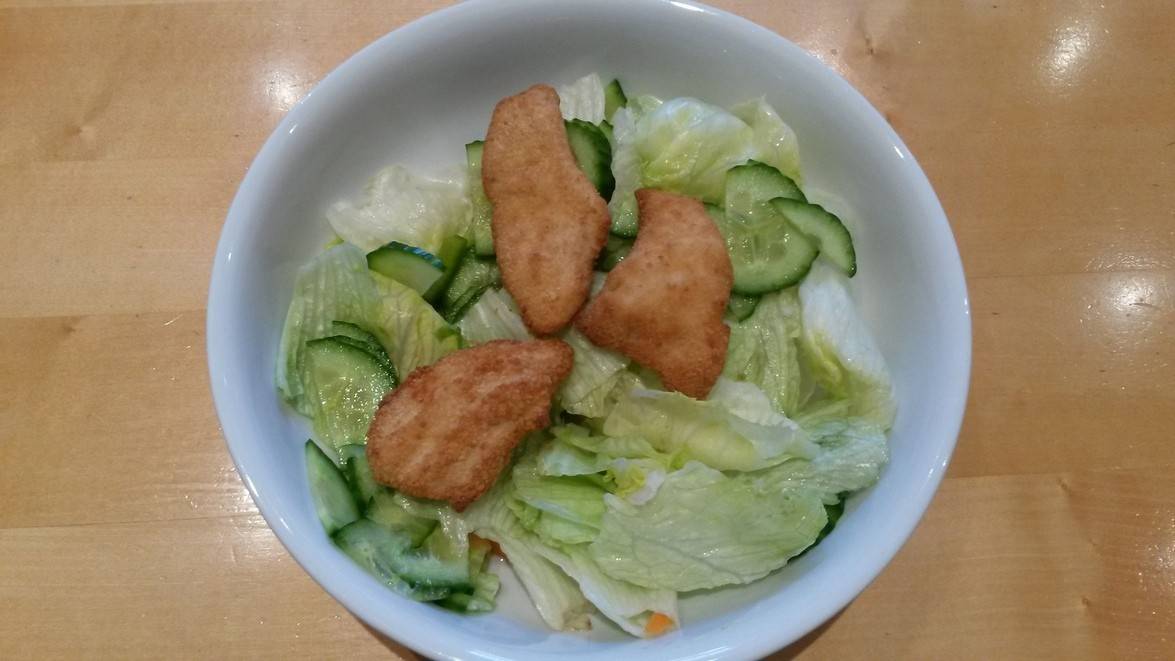 Salat mit gebackenen Hühnerstreifen