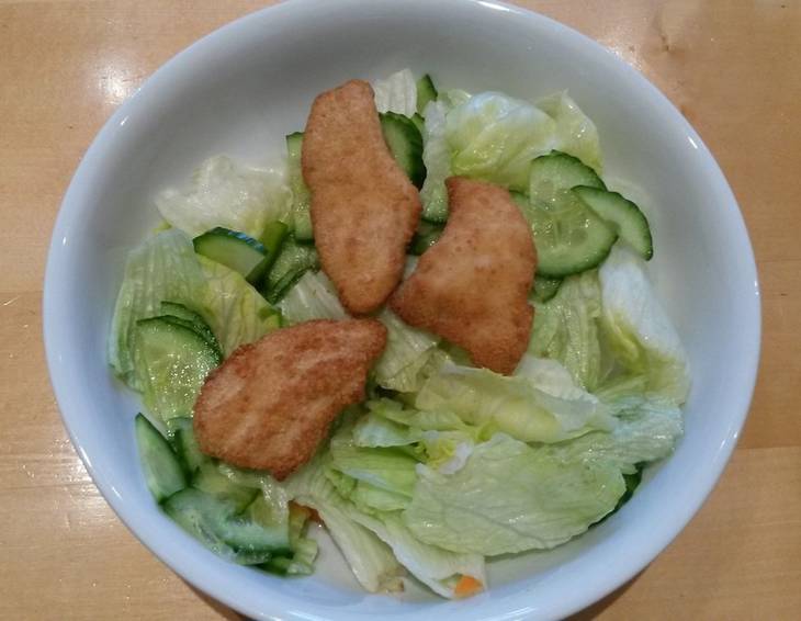 Salat mit gebackenen Hühnerstreifen