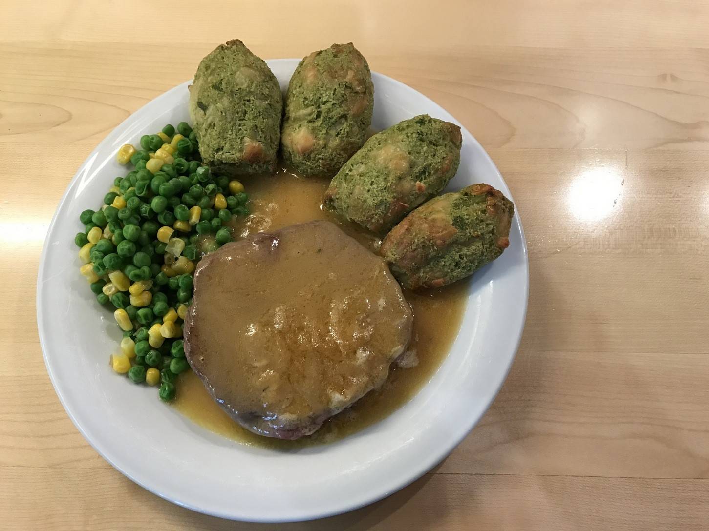 Steaks mit Gemüsenuggets und Mischgemüse