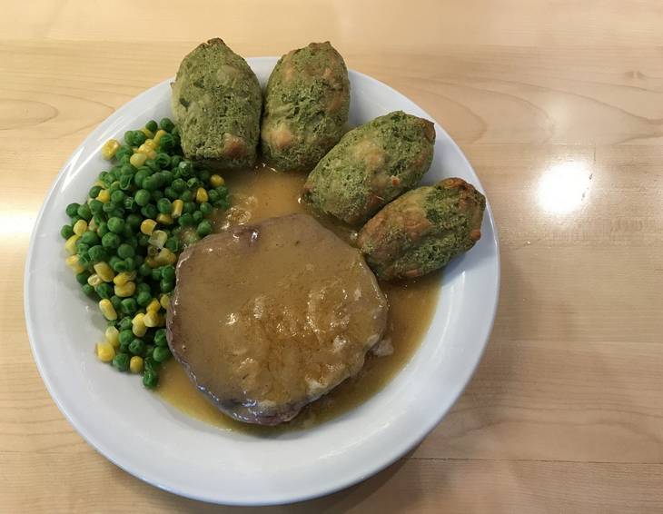 Steaks mit Gemüsenuggets und Mischgemüse