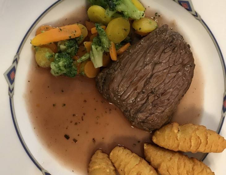 Rindslungenbraten mit Kroketten und Mischgemüse